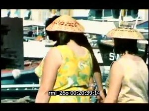 Foule sur le port de Saint Tropez en 1970