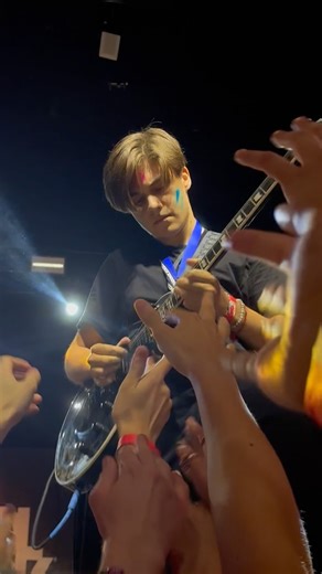 Here are 5 ways to level up your stage presence ⬇️ 1️⃣ PRACTICE! Practicing entire sets can ease transitions and improve audience interaction. Engaging with the audience through banter maintains the show’s flow and keeps them interested. Avoid awkward silences by treating the audience like friends. Practice smooth transitions between songs or use instrumental interludes to enhance the performance. 2️⃣ FEED OFF OF THE ENERGY OF THE CROWD! They are the ones cheering you on and singing along to you