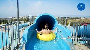 Odkryj nasz RAJ DLA RODZIN 👉 Hotel Kipriotis Aqualand ⭐⭐⭐⭐ na #Kos! 🇬🇷☀ Malowniczo usytuowany na wzgórzu, z fantastycznym widokiem na wybrzeże. Baseny i zjeżdżalnie gwarantują niezapomniane chwile dla maluchów i ich rodziców! 😍 🏖️ Park wodny 🍴 Dobra i urozmaicona kuchnia 🚌 Bezpłatny bus na plażę 🎉 Bogata strefa rozrywki dla dzieci 👌 Jakość i serwis renomowanej sieci Kipriotis Hotels 🐬 Klub Delfinki w hotelu Kipriotis Village Resorort w sezonie 2024: 01.06-13.09 Zaplanuj niezapomniane w