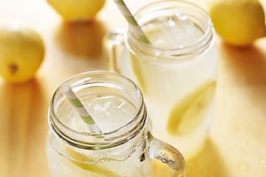 Água com limão: como fazer a dieta do limão para emagrecer