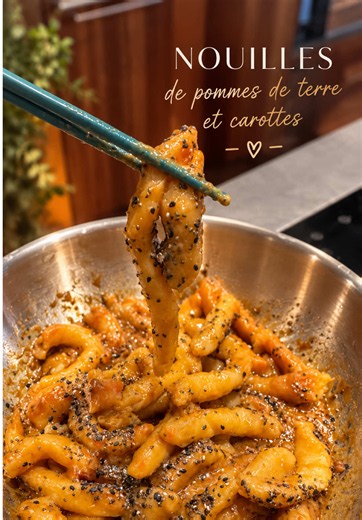 🥕🥔 Nouilles maison de pommes de terre et carottes, sauce soja-cacahuète 🥜🍜 Une recette originale, fondante et gourmande, avec des nouilles faites maison et une sauce pleine de saveurs ! 😍 🥔 Ingrédients pour les nouilles : * 3 à 4 petites pommes de terre * 2 carottes * 4 à 5 cuillères à soupe de Maïzena * Un peu d’eau * Sel * Un peu de farine pour le façonnage 👩‍🍳 Préparation des nouilles : 1. Lavez, épluchez et coupez les pommes de terre et les carottes. 2. Faites-les cuire dans une cass