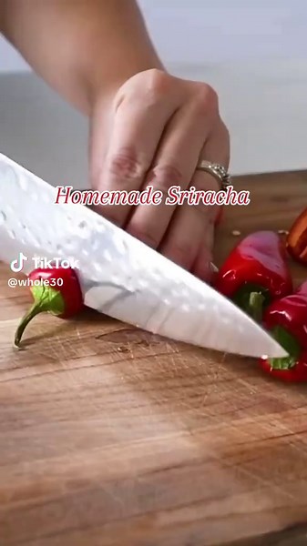 Whole30 Sriracha: Spicy Homemade Sauce Recipe
