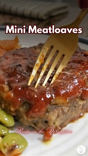 These mini meatloaves are little bites of cozy happiness. Juicy beef, melty cheddar, and a sweet-tangy glaze make each mini loaf feel like a warm hug on a plate perfect for family dinners or a comforting weeknight treat. Ingredients: • 1 large egg • 3/4 cup milk • 1 cup shredded cheddar cheese • 1/2 cup Italian seasoned breadcrumbs • 1 teaspoon salt • 1 lb ground beef • 2/3 cup ketchup • 1/4 cup packed brown sugar • 1 1/2 teaspoons prepared mustard Directions: 1️⃣ Preheat oven to 350°F (175°C) a