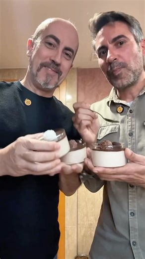 Juan Sánchez on Instagram: "Vasitos exprés para Nochevieja!!😋 • La vida ya es bastante complicada… así que el postre de fin de año NO 😂 uno de Ferrero y otro con Raffaello, en un abrir y cerrar de ojos lo tienes listo: postres rápidos que preparas con antelación, muy visuales y encima quedan riquísimos. Desaparecen volando, verás qué éxito!!😏 • INGREDIENTES: 400 ml nata montar (35%) 300 grs queso crema 100 grs kinder barritas chocolate • COBERTURA: 100 grs chocolate con leche 50 ml nata Ferre