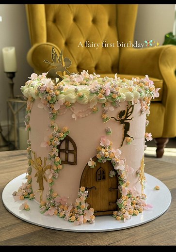 Decorate a fairy first birthday cake with me🥺🧚‍♀️✨🤍💕🌸🌷🌱 #fairycake #birthdaycake #fyp #vintagecake #cakedecorating #floralcake