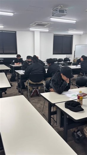特定技能(SSW)の勉強会の様子です📚 ベトナム🇻🇳フィリピン🇵🇭韓国🇰🇷 インドネシア🇮🇩インド🇮🇳 日本語の勉強や制度の仕組みを共有しました😊 働きやすい職場でこそ、 一人ひとりの力を最大限に発揮できます🔥 | 熊防メタル