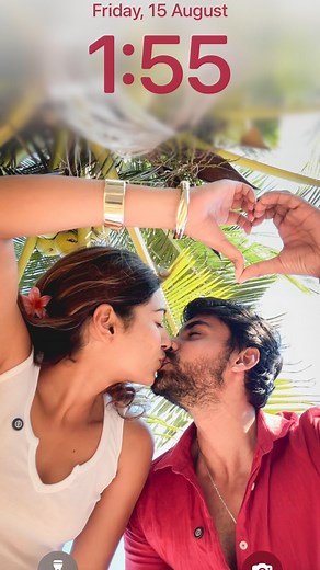 Muskaan Mittal | Aashish Gupta | Travel • Love on Instagram: "Share this adorable wallpaper idea with your partner ❤️ . It’s so easy to recreate - just place your phone on the ground, record a short video, take a screenshot… and that’s it! Now we have the cutest Lock Screen ever 🥹💌 . Phone- iPhone 14 Pro Editing app- Lightroom . Follow @wanderfullylostduo for more fun couple content ideas . [couple trends, cute couple, romantic couples, Instagram trends, Lock Screen, travel ideas,beach photo s