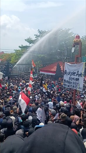 🇮🇩 Indonesians Explode in Anger as 250% Tax Sparks Chaotic Protests in Central Java. Mass protests broke out in Indonesia after a local leader announced a 250% rise in land and building taxes. Pati, Central Java was thrown into chaos as thousands of furious Indonesians stormed the streets to resist a shocking tax hike. Waving national flags and even One Piece flags, protesters turned the city into a scene of unrest—hurling fruits and bottles, smashing gates, and clashing with authorities. The 