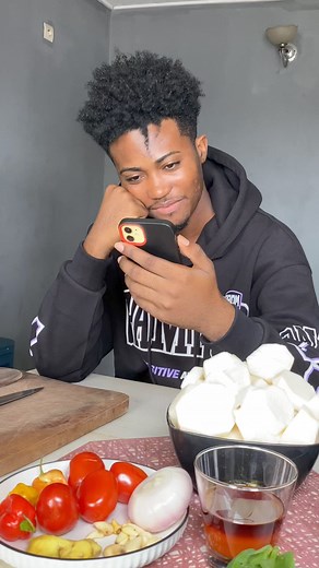 Cuisine Nigériane: Egussi soup and pounded yams. J´ai décidé de jouer 10 a mon petit frère Benjika skennelle😂😂 | Sir Pierre M