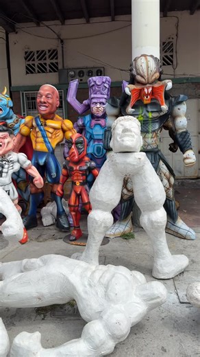 Vick on Instagram: "Buscando mi Año Viejo en la 6 de marzo! 🎄 #guayaquil #ecuador🇪🇨 #añoviejo #findeaño #gye"