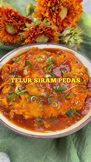 TELUR SIRAM PEDAS 🍳🥫🌶️ Ini!! Ini menu yang selalu gue buat kalo udah bingung makan apa 😱 Telur, saus gochujang, beuhh simple tapi nikmat banget🤤🥰 🔽RESEP🔽 1 Pouch Kanzler Nyaos Gochujang 3 Butir Telur 3 Siung Bawang Putih 2 Siung Bawang Merah 125 ml Air Putih Margarin/Butter 1 sdt kaldu ayam bubuk 1 btg daun bawang Kanzler bener-bener dengerin apa yang kita mau guyss!!🥹 mereka buatin kita Kanzler Nyaos Gochujang🙌🏻✨ . Jadi ga perlu kita squish dari sisa bunbu di sosisnya🥰😍