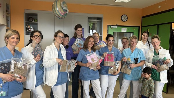 Des blouses adaptées pour faciliter les soins des enfants atteints de cancer - RTBF Actus