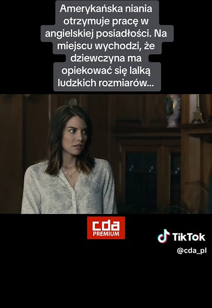 Amerykańska niania otrzymuje pracę w angielskiej posiadłości. Na miejscu wychodzi, że dziewczyna ma opiekować się lalką ludzkich rozmiarów… 🤯 Tytuł filmu w komentarzu! 🎬 #coobejrzeć #filmynawieczór #filmynahalloween #dc #dlaciebie #cda