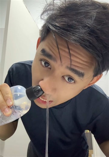 Ruby chan harini kita nak ajar cara untuk guna sinus rinse, 1.\tSediakan air bersih: \t•\tGuna air masak yang sudah sejuk, air mineral, atau air suling (distilled water). \t•\tJangan guna air paip terus sebab boleh ada kuman (berbahaya untuk hidung). \t2.\tCampur larutan garam: \t•\tMasukkan 1 paket serbuk saline ke dalam botol sinus rinse. \t•\tTuang air bersih tadi hingga paras yang ditanda. \t3.\tGoncang perlahan: \t•\tTutup botol dan goncang supaya serbuk larut sepenuhnya. \t4.\tBerdiri di d