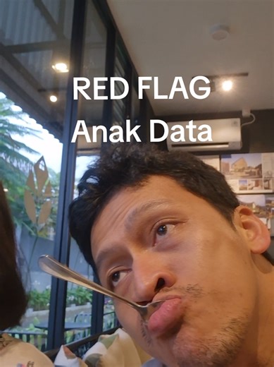 10 tahun di dunia data. Red flag terbesar di kandidat data analyst bukan ga bisa SQL. Tapi ga bisa ceritain proses berpikirnya. Syntax bisa dipelajarin dalam hitungan minggu. Tapi structured thinking itu butuh waktu dan latihan yang konsisten. Aku sering nemuin kandidat yang jago banget secara teknis. Query-nya rapi, hasilnya bener. Tapi waktu ditanya