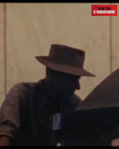 💣Il y a 80 ans, une arme terrifiante voyait le jour. ➡️ À travers des images d’archives restaurées et des témoignages saisissants, revivez l’effort scientifique et humain qui transforma des équations en bombe, jusqu’à l’horreur d’Hiroshima. 📺INEDIT, "Projet Manhattan, les secrets de la bombe atomique", c'est à découvrir ce soir à 20H40 sur Toute l'Histoire ! | Toute l'Histoire