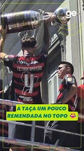 Parece que a taça tá remendada no topo, hein? 😂 #Futebol #Libertadores #Flamengo | ge