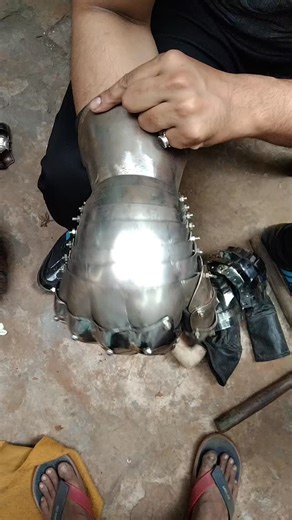 Aman Armours King on Instagram: "16thcentury Gauntlets Historical accurate Based on real refrences Fully Articulated 1.6mm Armor expert Amanarmourking 👑 #everyone #followers #fyp #trending #viral"