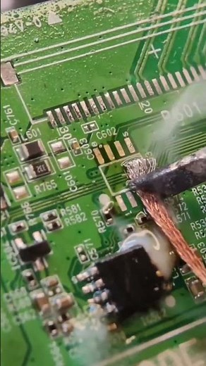 IC Chip Replacement: Detailed Soldering Tutorial! #CircuitBoardRepair #ElectronicsDIY #TechFix