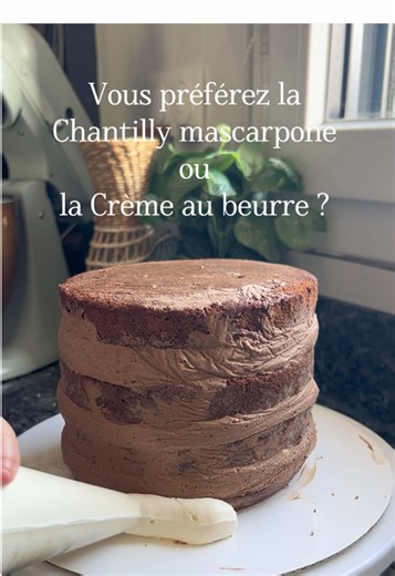 Petit tuto sur le lissage de mes layers cakes en chantilly mascarpone. Qu’en pensez vous ? Je ne suis pas professionnelle juste une maman qui aime faire plaisir avec de bons gâteaux à ses enfants 🤍 parfaitement imparfaits Voulez vous la recette détaillée ?? #chantillymascarpone #layercake #gateaux