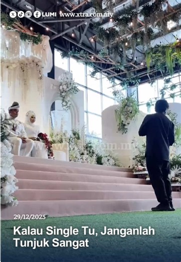 Situasi Lucu Tangan Hulur Ke Bawah