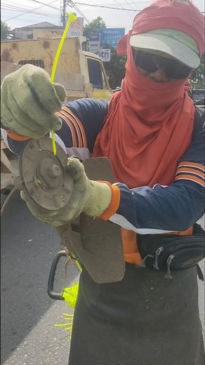 Potong Rumput di Median Jalan dengan Mesin Rumput Mata Senar! #mesinrumput