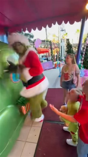 The accountant on Instagram: "Grinch saying 8 9 to kids #viral #foryoupage #foryou #viralpost #viralreels #fyp #viralvideos #gaming"