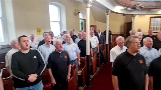 Another video from our joint rehearsal and social evening with Côr Meibion Pontarddulais Male Choir. A real audience and choir favourite this time, ‘Gwahoddiad’. Conducted by Treorchy’s Musical Director, Stewart Roberts. Accompanied on piano by Ryan Wood and on organ by Clive Phillips. Mwynhewch! 🎶🏴󠁧󠁢󠁷󠁬󠁳󠁿🎤 | Treorchy Male Choir