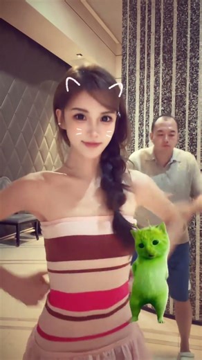 What a magical dance Hahaha #Alien kitten#Chicken Dance Challenge