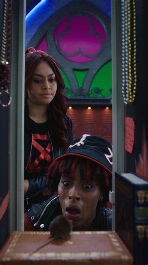 Vera and Vargas vs. one tiny “beast”. 🐀#LockerDiaries #ZOMBIES Catch new episodes of Locker Diaries every Saturday through mid-April! | Disney Channel