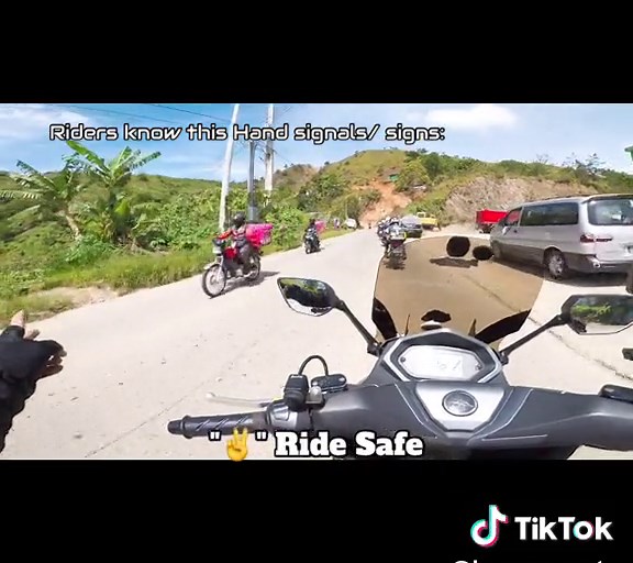 Motorcycle Riders: Understanding Hand Signals for Safe Riding