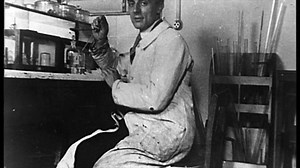 5.4K views · 130 reactions | Le 26 décembre 1898, Pierre et Marie Curie font une découverte qui leur vaudra de recevoir le prix Nobel de physique en 1903... [VIDEO] ► bit.ly/radioactivite | Lumni.fr | Facebook