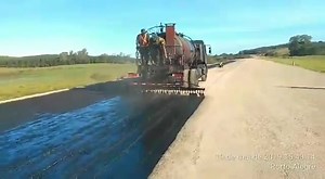 60K views · 2.6K reactions | Militares do 1º Batalhão Ferroviário do Exército Brasileiro que atuam na duplicação da BR-116/RS, entre Guaíba e Tapes. Existem três verbos que, quando bem conjugados, transformam nossos caminhos: aprender, servir e cooperar. Na BR-116, a engenharia do exército está se adestrando, servindo à sociedade e cooperando com o desenvolvimento. Trabalhando domingo na duplicação da rodovia. | Tarcísio Gomes de Freitas | Facebook