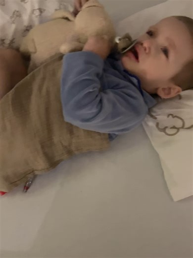 Emiel Lewis Dens on Instagram: "10 december 2025 Emiel kreeg afgelopen nacht koorts. De dokter van wacht kwam langs en er werd bloed genomen. ‘s morgens had hij een enorm koortspiek van bijna 40 graden. Dus we hadden in overleg, besloten om ook neurofen te geven. De kinesist kwam langs , de psychologe en een medewerker van de pastorale dienst voor een babbeltje. Emiel ging in bad en na het badje werd hij echt flauw, koorts ging omhoog dus meteen neurofen gegeven voor de eerste keer. We konden Em