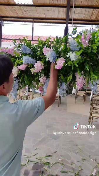Arreglo Floral Aéreo: Elevando Belleza al Cielo