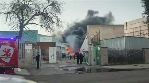 🔴 #ACTUALIZACIÓN Los bomberos de Zaragoza están trabajando en confinar el incendio que se ha declarado esta tarde en un almacén de la empresa Saica Natur en Zaragoza. No se han producido daños personales. Más información: ▶️ https://www.cartv.es/aragonnoticias/zaragoza/los-bomberos-trabajan-en-la-extincion-de-un-incendio-en-saica-natur-en-zaragoza | Aragón Noticias
