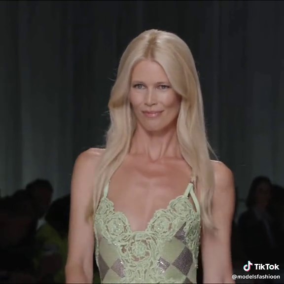 Modelsfashioon🇧🇷 (@modelsfashioon) - Claudia Schiffer at Versace SS24: Catwalk Fashion Show