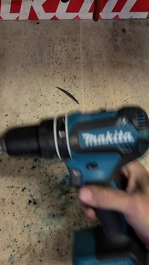 27K views · 6.1K reactions | This is the only way to change the chuck on a makita drill with damaging the gearbox. Fully dismantle the gearbox to lock the spindle to unscrew the old chuck. #drill #chuck #asmr #tools #powertools #toolrepair #makita | Deandohertygreaser | Facebook