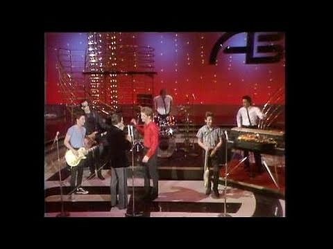Dick Clark Interviews Huey Lewis - American Bandstand 1982