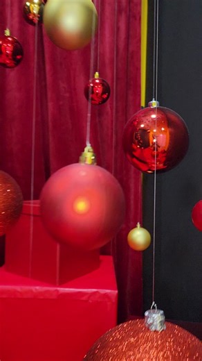 NYC Christmas Photoshoot Set Up ✨️ CLICK THE LINK IN BIO to book your Christmas session. Great for individual, couples, and family photos. * * * #christmasminisessions #christmasphotoshootideas #christmasportraits #familychristmasphoto #christmasdecor #coupleschristmasphotoshoot #nycchristmasphotoshoot #nycchristmas