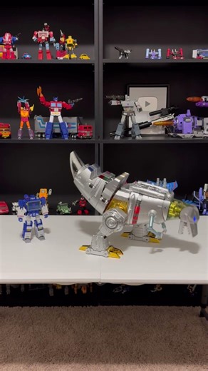 Grimlock farting on Soundwave #transformers #grimlock #dinosaur #gas #robot #fun #funny #shorts