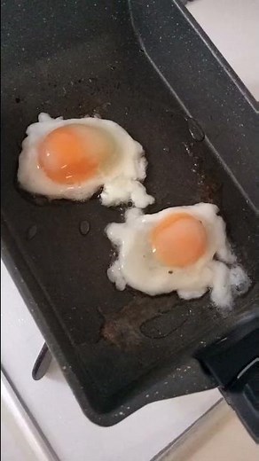 生卵を凍らせて半分に切ったやつを焼いたら綺麗な目玉焼きになるらしい