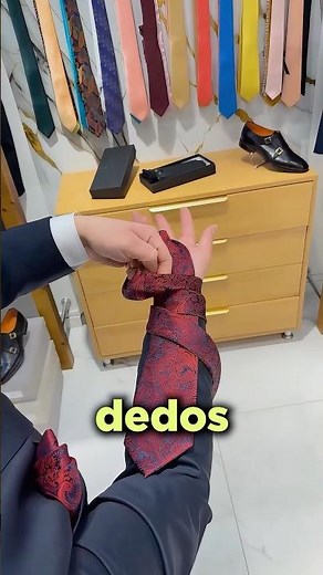 Este Chico Muestra el Mejor Tutorial Para Hacer Nudos de Corbata!