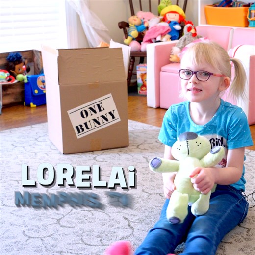 Cockadoodle doooooo!🐔 Knuffle Bunny heads to Tennessee this week to spend time with Lorelai, her family and her bevy of chickens! Watch now ONLY on the Mo Willems Workshop YouTube Channel! 🐓🪺 https://youtu.be/LnCgYLcQsVo?si=BcxDbdTdI8-1Y213 | Mo Willems Workshop