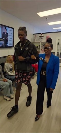 How to escort a lady l How to be a gentleman #modernetiquette #refinement #chivalry