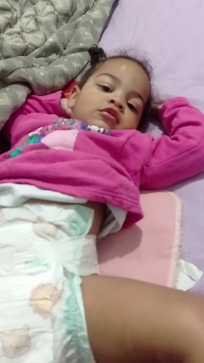 trocando a fralda cheia de Coco 🤯 antes de ir para aula 😭 Maria Fernanda criança de 2 anos