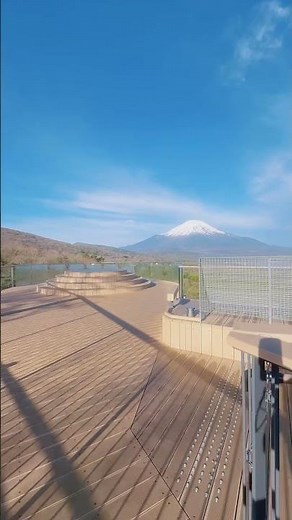 眼下に山中湖、その向こうに富士山を一望でき、天気次第では南アルプスまで見渡せる絶景スポットは、「山中湖明神山パノラマ台」✌️ #富士山 #山中湖 #絶景 #展望台