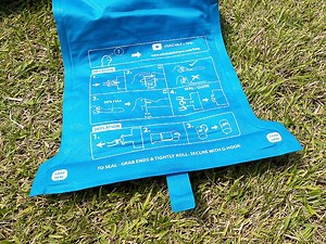 簡単に膨らみ、あっという間に片付けられる快適エアーマット