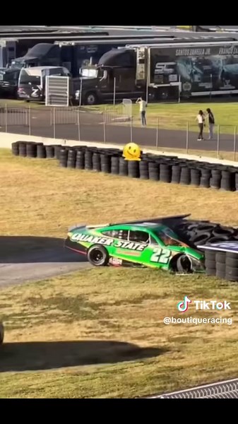 #nascarmexico chica la camioneta de apoyo llegando a toda velocidad y rematando a el auto de Santi Tovar de #hospeedracing