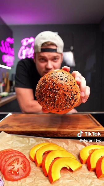 Antwort auf @ichliebekaese 🐐Kürbis Burger Alarm! Das müsst ihr probieren! Gegrillter Hokkaido-Kürbis trifft auf saftiges Beef Patty und den cremig-sanften Ziegenfrischkäse von Chavroux – Geschmacksexplosion garantiert! 😍 Werbung 🔥 Ihr braucht: \t•\tBurger Buns \t•\tRinderhack \t•\tChavroux Ziegenfrischkäse \t•\tSalat \t•\tTomate \t•\tRote Zwiebel \t•\tTomaten-Relish \t•\tKnoblauchcreme \t•\tButter, Pfeffer & Salz Was sind eure liebsten Ziegenkäse-Rezepte? Als Nächstes gibt’s bei mir Ziegenkäs